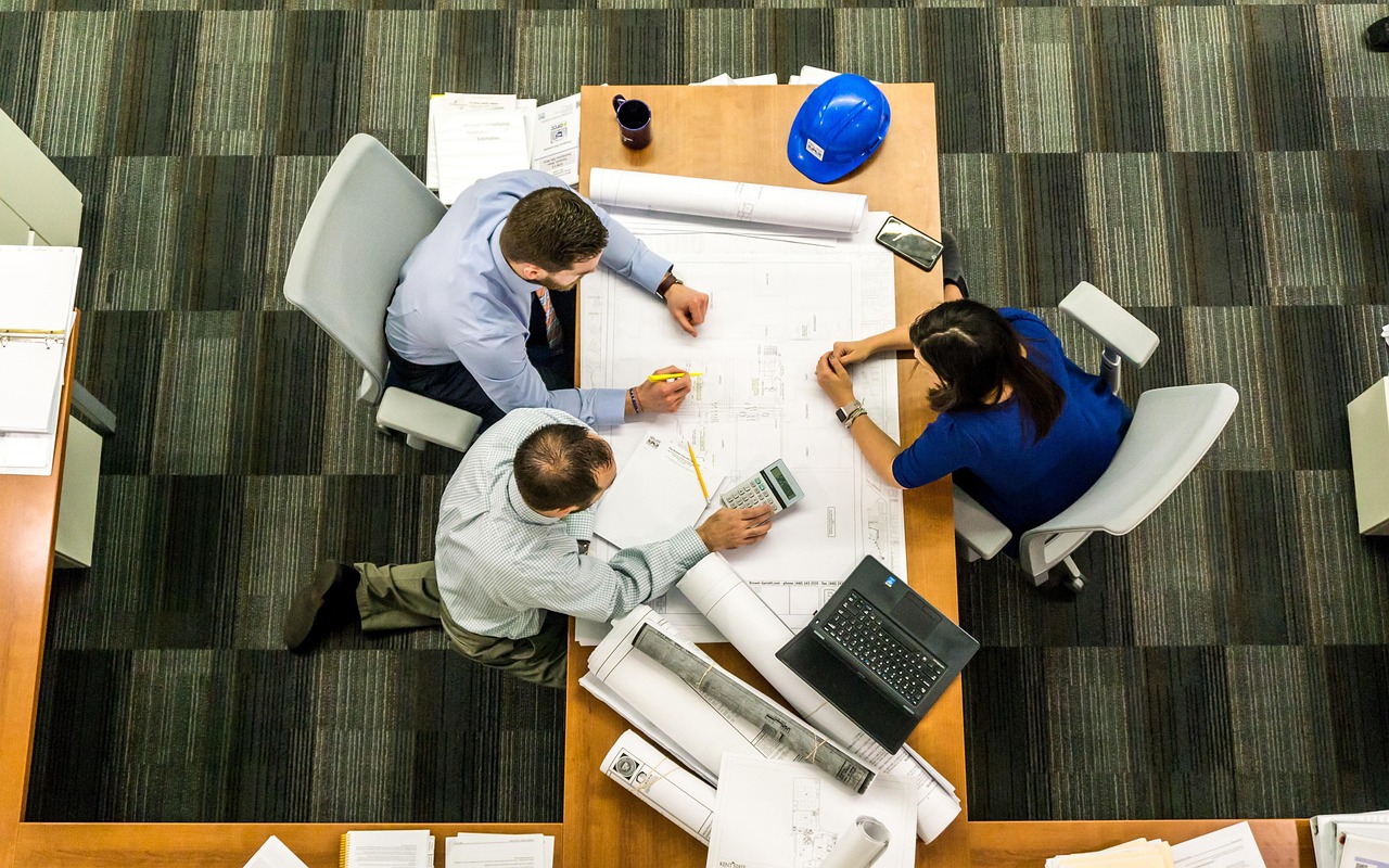 découvrez comment le travail d'équipe améliore la productivité, renforce la collaboration et favorise l'innovation au sein de votre entreprise. conseils et stratégies pour une coopération efficace entre collègues.